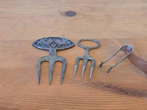 lot 46 image: Vintage 266-grams (total) Silverplated Meat  Bread Forks and a Tong