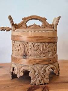 lot 117 image: Vintage Folk Art theme Hand-Carved Container (Grautambav) (Norway)