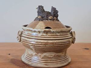 lot 124 image: Chicken theme Handcrafted Stoneware Pottery Covered Soup Pot