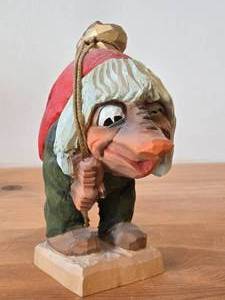 lot 129 image: Troll theme Authentic Handcarved Wooden Figurine by Henning Engelsen (Norway)
