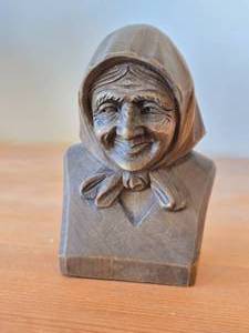 lot 151 image: Vintage Old Babushka Lady theme Handcarved Wooden Bust