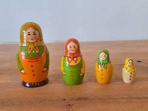 lot 157 image: Vintage Handpainted Wooden Traditional Russian Matryoshka Nesting Doll Set of 4