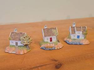 lot 187 image: Hand Sculpted and Hand-painted Cottage Figurine Set of 3 - Sorlandshus by Petter - Lillesand Design (1992) (Lilliesand Norway)