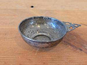 lot 199 image: Vintage American Pewter Porringer