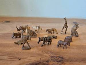 lot 201 image: Vintage Set of 13 Hand carved Wooden Safari Animals Figurines (Rhino, Zebra, Giraffe, Lion and more)