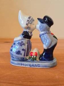 lot 234 image: Vintage Holland Boy and Girl Kissing theme Ceramic Figurine