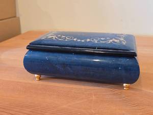 lot 237 image: Vintage Water Music Laquer Finish Inlaid Wood Music Box by Splendid (New York)