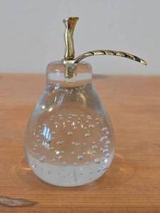 lot 251 image: Vintage Pear theme Hand-Blown Art Glass Paperweight with Brass Stem and Leaf