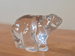 lot 255 image: Lot of (1) Polar Bear theme Clear Crystal Figurine by Hadeland Glasswerk (Norway)
