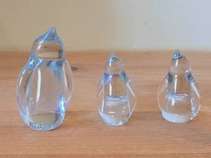 lot 265 image: Lot of (3) Penguin theme Hand-Blown Crystal Figurines (Norway)