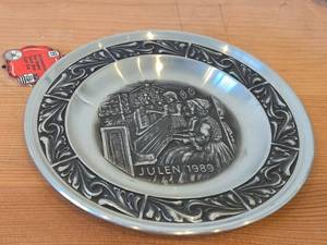 lot 25E image: 7 12 Christmas theme Pewter Collectors Plate by Astri Holthe (1989) (Norway)