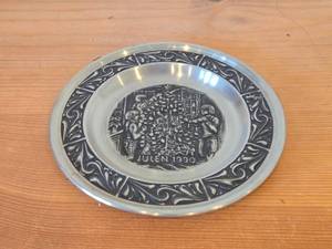 lot 25F image: 7 12 Christmas theme Pewter Collectors Plate by Astri Holthe (1990) (Norway)