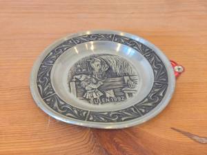 lot 25H image: 7 12 Christmas theme Pewter Collectors Plate by Astri Holthe (1992) (Norway)