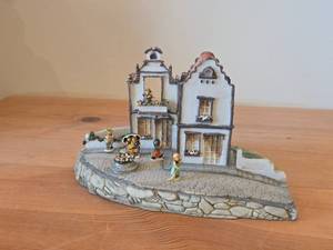 lot 273 image: 1988 Goebel Olszewski Hummel Kinderway Bavarian Village theme Collectible House with (5) Figurines 954-D