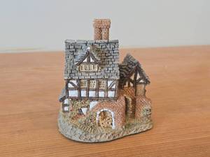 lot 274 image: Hand Made and Hand Painted Collectible House by John Hine Ltd The Bakehouse by David Winter (1983) (Hampshire Great Britain)