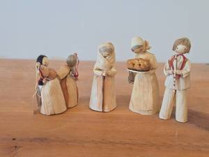 lot 279 image: Lot of (4) Vintage Folk Art theme Authentic Hand Made Corn Husk Dolls