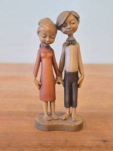 lot 291 image: Vintage Loving Boy and Girl Couple theme Hand Carved Wood Figurine by Anri (Italy)
