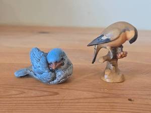 lot 321 image: Lot of (2) Figurines - Anri Handcarved Handpainted Wood Bird (Italy) 2-12, Kesa Danish Design Blue Bird Figurine 2-12 long