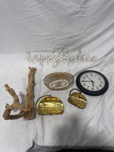 lot 2113 image: Assorted Home Decor Lot