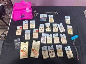 lot 2126 image: Craft Buttons, Keychains & Beads Lot