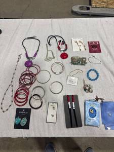 lot 2138 image: Assorted Fashion Jewelry Lot