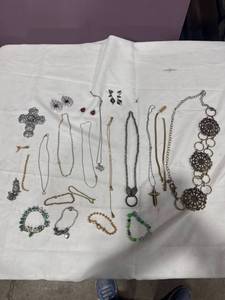 lot 2142 image: Assorted Costume Jewelry Lot
