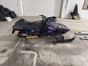 lot 2156 image: 1998 Polaris Indy 500 Snowmobile