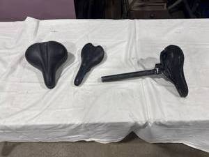 lot 2166 image: Lot of 3 Bicycle Seats