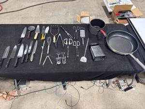 lot 2174 image: Assorted Kitchen Knives & Utensils