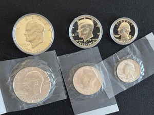 lot 72 image: 1976-S Bicentennial Silver Proof and Mint Set