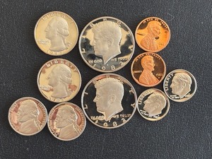 lot 79 image: 1982-S Proof Coin Sets