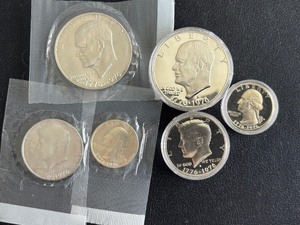 lot 32 image: 1976-S Bicentennial Silver Proof and Mint Set