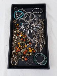 Assorted Costume Jewelry Lot Beaded Necklaces, Bracelets & Beads