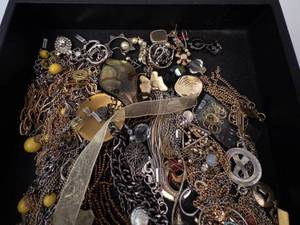 Assorted Costume Jewelry Collection Necklaces, Chains, Bracelets & Pendants