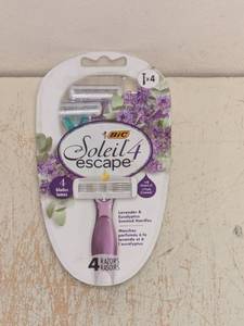 lot 39 image: NEW BIC SOLEIL ESCAPE 4 RAZORS