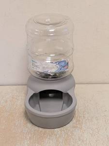 lot 3 image: NEW LEBISTRO GRAVITY WATERER