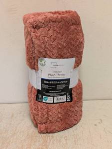 lot 182 image: NEW MAINSTAYS TEXTURED PLUSH THROW RED