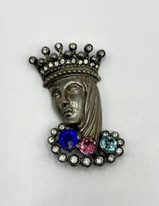 lot 25S image: Queen Head Brooch Pin