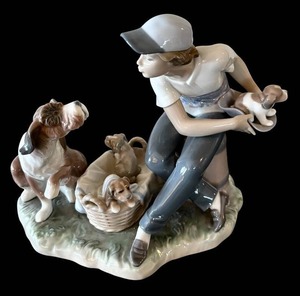 lot 108H image: Lladr This Ones Mine Porcelain Figurine 5376