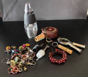 lot 140R image: LL - Assorted Wine Accessories, Corkscrew, Stoppers, Charms and More