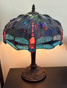 lot 6R image: UL - Gorgeous Tiffany-Style Stained Glass Lamp