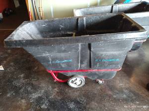 Rubbermaid Heavy Duty 1/2 Cubic Yard Tilt Truck