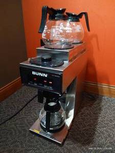 lot 95 image: Bunn VP-17 Series Coffee Maker with (3) Hot Plates & (3) Carafes