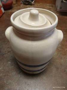 lot 122 image: Vintage RRP Co 9-34 Crock with Lid