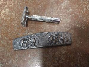 lot 150 image: Vintage Razor & Vintage Comb with Holder