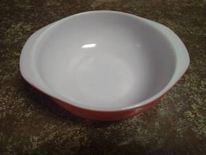 lot 158 image: Vintage 2 Qt. Pyrex Dish