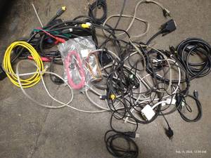 lot 186 image: Assorted Electronic CordsCables