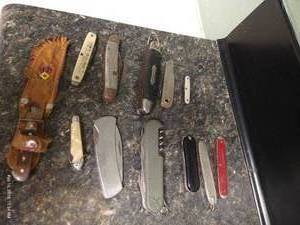 lot 220 image: Misc. Pocket Knives