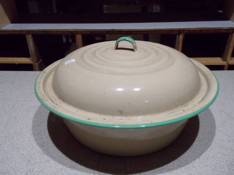 lot 19 image: Enamel BowlPan with Lid