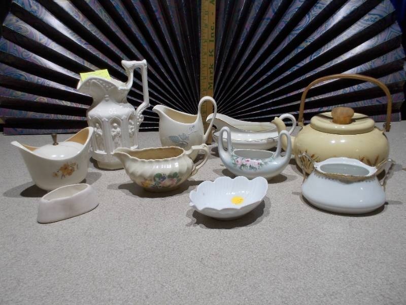 lot 34 image: The image displays an assortment of vintage porcelain and pottery collectibles